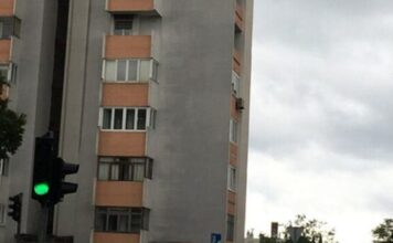 Fotografija ove stambene zgrade iz Splita obišla je celi Balkan, a sve zbog sulude ideje jednog stanara Fotografija ove stambene zgrade iz Splita obišla je celi Balkan, a sve zbog sulude ideje jednog stanara