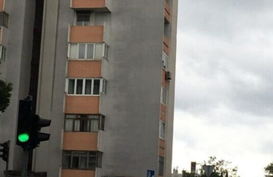 Fotografija ove stambene zgrade iz Splita obišla je celi Balkan, a sve zbog sulude ideje jednog stanara Fotografija ove stambene zgrade iz Splita obišla je celi Balkan, a sve zbog sulude ideje jednog stanara