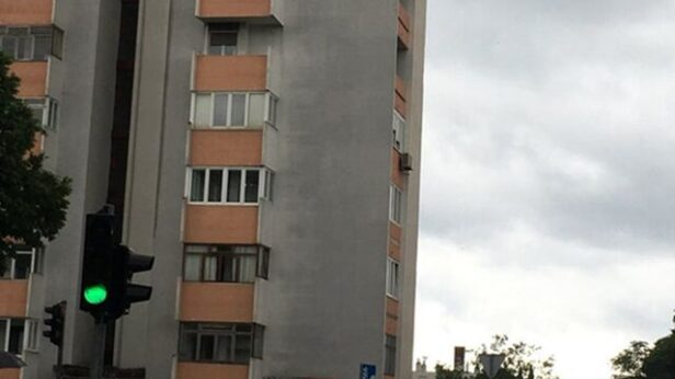 Fotografija ove stambene zgrade iz Splita obišla je celi Balkan, a sve zbog sulude ideje jednog stanara Fotografija ove stambene zgrade iz Splita obišla je celi Balkan, a sve zbog sulude ideje jednog stanara