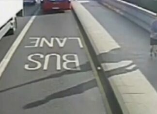 Gurnuo je ženu ispred autobusa i nastavio da trči bez osvrtanja: Krivac je bio misterija, a nakon deceniju su pritvorili osumnjičenog sa zanimljivom biografijom Gurnuo je ženu ispred autobusa i nastavio da trči bez osvrtanja: Krivac je bio misterija, a nakon deceniju su pritvorili osumnjičenog sa zanimljivom biografijom