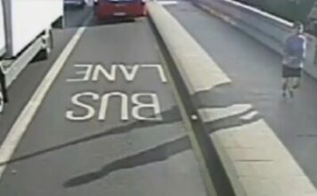 Gurnuo je ženu ispred autobusa i nastavio da trči bez osvrtanja: Krivac je bio misterija, a nakon deceniju su pritvorili osumnjičenog sa zanimljivom biografijom Gurnuo je ženu ispred autobusa i nastavio da trči bez osvrtanja: Krivac je bio misterija, a nakon deceniju su pritvorili osumnjičenog sa zanimljivom biografijom