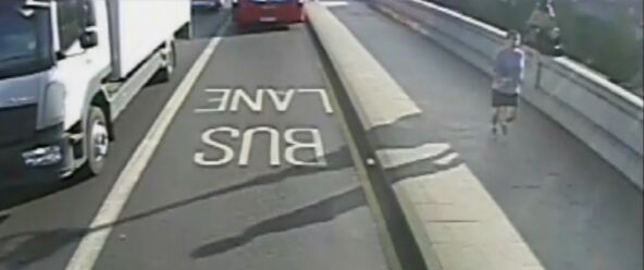 Gurnuo je ženu ispred autobusa i nastavio da trči bez osvrtanja: Krivac je bio misterija, a nakon deceniju su pritvorili osumnjičenog sa zanimljivom biografijom Gurnuo je ženu ispred autobusa i nastavio da trči bez osvrtanja: Krivac je bio misterija, a nakon deceniju su pritvorili osumnjičenog sa zanimljivom biografijom