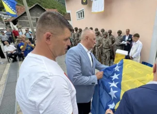 Helez otkrio spomenik Zlatnom ljiljanu Mufidu Tihaku: Sloboda nije došla sama od sebe, izborili su je hrabri ljudi Helez otkrio spomenik Zlatnom ljiljanu Mufidu Tihaku: Sloboda nije došla sama od sebe, izborili su je hrabri ljudi