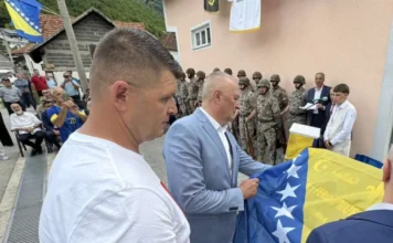 Helez otkrio spomenik Zlatnom ljiljanu Mufidu Tihaku: Sloboda nije došla sama od sebe, izborili su je hrabri ljudi Helez otkrio spomenik Zlatnom ljiljanu Mufidu Tihaku: Sloboda nije došla sama od sebe, izborili su je hrabri ljudi