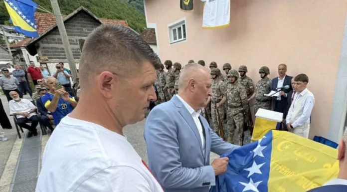 Helez otkrio spomenik Zlatnom ljiljanu Mufidu Tihaku: Sloboda nije došla sama od sebe, izborili su je hrabri ljudi Helez otkrio spomenik Zlatnom ljiljanu Mufidu Tihaku: Sloboda nije došla sama od sebe, izborili su je hrabri ljudi