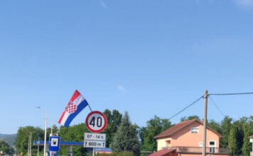 Imaju li odobrenje? Po Čapljini postavljene zastave Hrvatske Imaju li odobrenje? Po Čapljini postavljene zastave Hrvatske