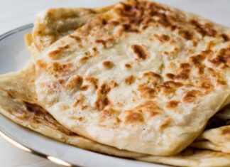 Kako se prave gozleme? Tradicionalne turske pitice iz tiganja punjene sirom i spanaćem Kako se prave gozleme? Tradicionalne turske pitice iz tiganja punjene sirom i spanaćem