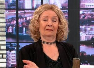 Lepa Lukić OSTALA BEZ KOSE, neće više da nosi periku: Pogledajte kako sada izgleda kraljica narodne muzike (FOTO) Lepa Lukić OSTALA BEZ KOSE, neće više da nosi periku: Pogledajte kako sada izgleda kraljica narodne muzike (FOTO)