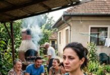 Mama mi je na roštilju rekla da, ako sutra nestanem, nitko me ne bi ni primijetio. Tada sam otišla ne osvrnuvši se. Mama mi je na roštilju rekla da, ako sutra nestanem, nitko me ne bi ni primijetio. Tada sam otišla ne osvrnuvši se.