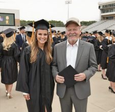 Moja kći je prošla pored mene na dodjeli diploma i odabrala školskog domara — a onda je otvorio pismo moje pokojne supruge i otkrio tajnu staru 18 godina Moja kći je prošla pored mene na dodjeli diploma i odabrala školskog domara — a onda je otvorio pismo moje pokojne supruge i otkrio tajnu staru 18 godina
