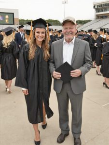 Moja kći je prošla pored mene na dodjeli diploma i odabrala školskog domara — a onda je otvorio pismo moje pokojne supruge i otkrio tajnu staru 18 godina Moja kći je prošla pored mene na dodjeli diploma i odabrala školskog domara — a onda je otvorio pismo moje pokojne supruge i otkrio tajnu staru 18 godina