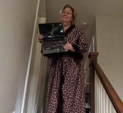Moja maćeha je „slučajno“ razbila moj laptop sa cijelim diplomskim radom — 24 sata prije odbrane. Rekla je „ups“ uz osmijeh. Sljedećeg jutra, dekan je bio na našim vratima, a njeno lice je problijedilo. Moja maćeha je „slučajno“ razbila moj laptop sa cijelim diplomskim radom — 24 sata prije odbrane. Rekla je „ups“ uz osmijeh. Sljedećeg jutra, dekan je bio na našim vratima, a njeno lice je problijedilo.