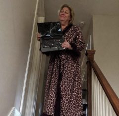 Moja maćeha je „slučajno“ razbila moj laptop sa cijelim diplomskim radom — 24 sata prije odbrane. Rekla je „ups“ uz osmijeh. Sljedećeg jutra, dekan je bio na našim vratima, a njeno lice je problijedilo. Moja maćeha je „slučajno“ razbila moj laptop sa cijelim diplomskim radom — 24 sata prije odbrane. Rekla je „ups“ uz osmijeh. Sljedećeg jutra, dekan je bio na našim vratima, a njeno lice je problijedilo.