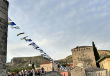 Mostar kakav još nismo vidjeli: Ljiljani iznad Starog mosta stvorili posebnu atmosferu Mostar kakav još nismo vidjeli: Ljiljani iznad Starog mosta stvorili posebnu atmosferu