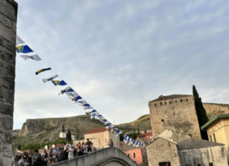 Mostar kakav još nismo vidjeli: Ljiljani iznad Starog mosta stvorili posebnu atmosferu Mostar kakav još nismo vidjeli: Ljiljani iznad Starog mosta stvorili posebnu atmosferu