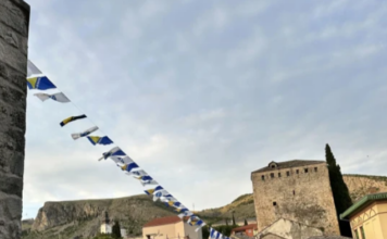Mostar kakav još nismo vidjeli: Ljiljani iznad Starog mosta stvorili posebnu atmosferu Mostar kakav još nismo vidjeli: Ljiljani iznad Starog mosta stvorili posebnu atmosferu
