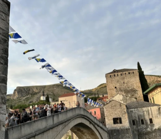 Mostar kakav još nismo vidjeli: Ljiljani iznad Starog mosta stvorili posebnu atmosferu Mostar kakav još nismo vidjeli: Ljiljani iznad Starog mosta stvorili posebnu atmosferu