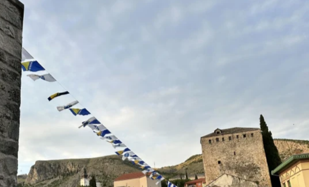 Mostar kakav još nismo vidjeli: Ljiljani iznad Starog mosta stvorili posebnu atmosferu Mostar kakav još nismo vidjeli: Ljiljani iznad Starog mosta stvorili posebnu atmosferu