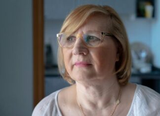 Muž je vozio našu novu komšinicu na posao i nisam videla ništa loše u tome: Kad sam našla dokumenta stara 28 godina, htela sam da iskočim iz svoje kože Muž je vozio našu novu komšinicu na posao i nisam videla ništa loše u tome: Kad sam našla dokumenta stara 28 godina, htela sam da iskočim iz svoje kože