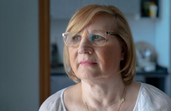 Muž je vozio našu novu komšinicu na posao i nisam videla ništa loše u tome: Kad sam našla dokumenta stara 28 godina, htela sam da iskočim iz svoje kože Muž je vozio našu novu komšinicu na posao i nisam videla ništa loše u tome: Kad sam našla dokumenta stara 28 godina, htela sam da iskočim iz svoje kože