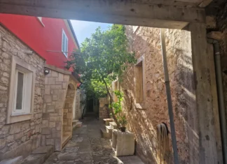 Na Korčuli se prodaje kamena kuća za samo 80.000 KM, s 90 kvadratnih metara površine Na Korčuli se prodaje kamena kuća za samo 80.000 KM, s 90 kvadratnih metara površine