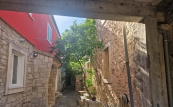 Na Korčuli se prodaje kamena kuća za samo 80.000 KM, s 90 kvadratnih metara površine Na Korčuli se prodaje kamena kuća za samo 80.000 KM, s 90 kvadratnih metara površine