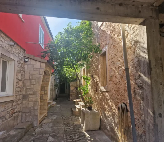 Na Korčuli se prodaje kamena kuća za samo 80.000 KM, s 90 kvadratnih metara površine Na Korčuli se prodaje kamena kuća za samo 80.000 KM, s 90 kvadratnih metara površine