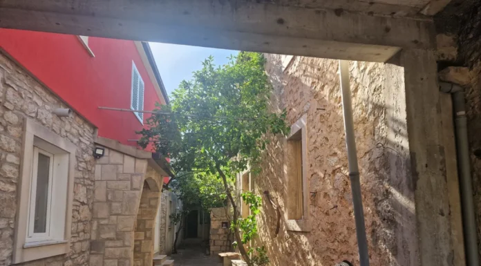 Na Korčuli se prodaje kamena kuća za samo 80.000 KM, s 90 kvadratnih metara površine Na Korčuli se prodaje kamena kuća za samo 80.000 KM, s 90 kvadratnih metara površine
