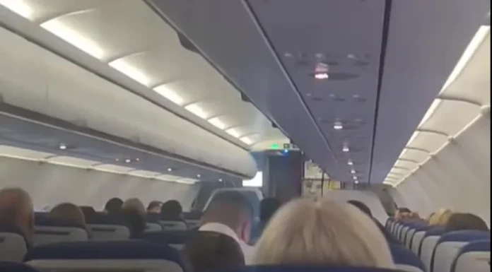 Na letu iz Tuzle: Pogledajte atmosferu u avionu kada je pilot saopštio da BiH vodi protiv Kanade Na letu iz Tuzle: Pogledajte atmosferu u avionu kada je pilot saopštio da BiH vodi protiv Kanade