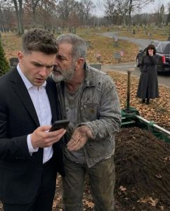 Na očevom grobu, grobljanski radnik me uhvatio za ruku i šapnuo: „Tvoj otac mi je platio da pokopam prazan lijes.“😱