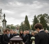 Na sprovodu mlade žene, četiri snažna muškarca mučili su se nositi njezin lijes — bio je nevjerojatno težak. U jednom trenutku gotovo su ga ispustili. Zabrinuti suprug zahtijevao je da otvore poklopac, a ono što su vidjeli unutra ostavilo je sve prisutne ukočene od užasa. Na sprovodu mlade žene, četiri snažna muškarca mučili su se nositi njezin lijes — bio je nevjerojatno težak. U jednom trenutku gotovo su ga ispustili. Zabrinuti suprug zahtijevao je da otvore poklopac, a ono što su vidjeli unutra ostavilo je sve prisutne ukočene od užasa.