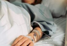 Nastavnica je uživala sa prijateljima kada ju je napala ajkula dugačka i do 4 metra: Uspeli su da je izvuku iz vode, ali je nova majka pretrpela veliki horor Nastavnica je uživala sa prijateljima kada ju je napala ajkula dugačka i do 4 metra: Uspeli su da je izvuku iz vode, ali je nova majka pretrpela veliki horor