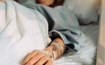 Nastavnica je uživala sa prijateljima kada ju je napala ajkula dugačka i do 4 metra: Uspeli su da je izvuku iz vode, ali je nova majka pretrpela veliki horor Nastavnica je uživala sa prijateljima kada ju je napala ajkula dugačka i do 4 metra: Uspeli su da je izvuku iz vode, ali je nova majka pretrpela veliki horor