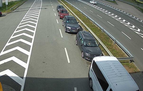 Opet kolaps: Na novom prelazu u Gradišci čeka se tri sata Opet kolaps: Na novom prelazu u Gradišci čeka se tri sata
