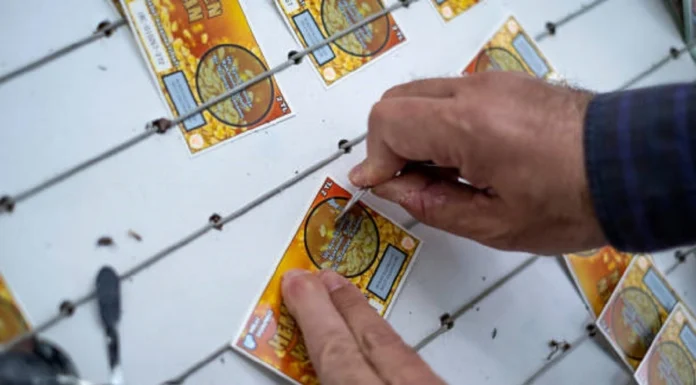Osvojio bogatstvo na srećki, pa dobio 20 dolara Osvojio bogatstvo na srećki, pa dobio 20 dolara