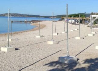 Popularna plaža na Jadranu zapuštena pred početak ljetne sezone: Grafiti, plijesan i oštećena oprema Popularna plaža na Jadranu zapuštena pred početak ljetne sezone: Grafiti, plijesan i oštećena oprema
