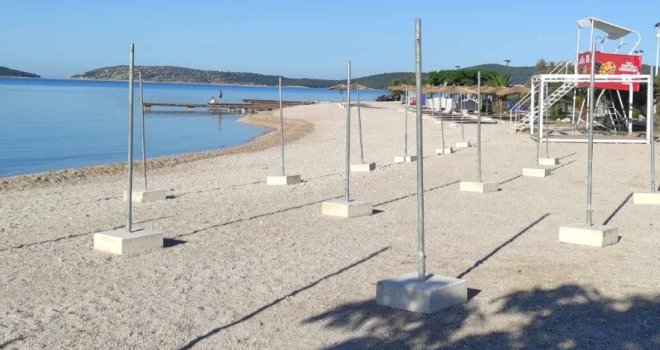 Popularna plaža na Jadranu zapuštena pred početak ljetne sezone: Grafiti, plijesan i oštećena oprema Popularna plaža na Jadranu zapuštena pred početak ljetne sezone: Grafiti, plijesan i oštećena oprema