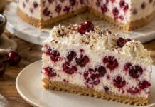 Posna voćna torta sa višnjama bez pečenja – kremasta i svečana Posna voćna torta sa višnjama bez pečenja – kremasta i svečana