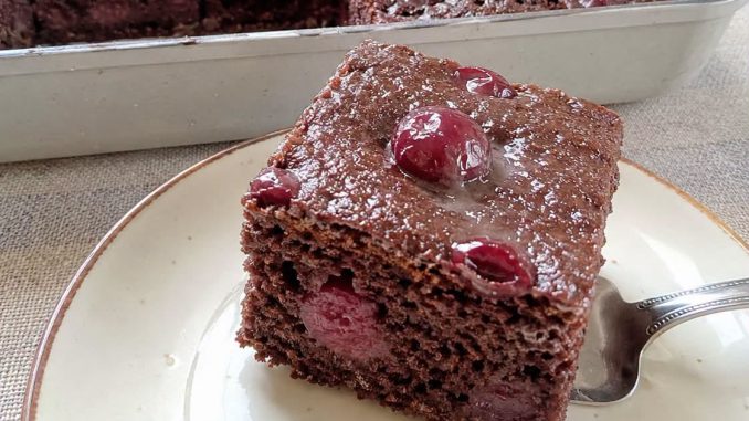 Posni čoko kolač na vodi sa višnjama – sočan, mekan i preukusan! Posni čoko kolač na vodi sa višnjama – sočan, mekan i preukusan!