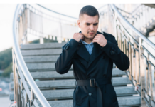 Primila je nepoznatog mladića u kuću jedne kišne večeri — a godinama kasnije on joj je spasio dom. Primila je nepoznatog mladića u kuću jedne kišne večeri — a godinama kasnije on joj je spasio dom.