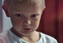 RANI ZNAKOVI AUTIZMA KOJE RODITELJI NE PREPOZNAJU NA VRIJEME: Sve počinje s ovim svakodnevnim rutinama RANI ZNAKOVI AUTIZMA KOJE RODITELJI NE PREPOZNAJU NA VRIJEME: Sve počinje s ovim svakodnevnim rutinama