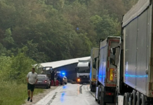 Saobraćajna nesreća kod Rogatice: Kamionska prikolica se prevrnula i popriječila put Saobraćajna nesreća kod Rogatice: Kamionska prikolica se prevrnula i popriječila put