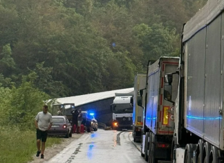 Saobraćajna nesreća kod Rogatice: Kamionska prikolica se prevrnula i popriječila put Saobraćajna nesreća kod Rogatice: Kamionska prikolica se prevrnula i popriječila put