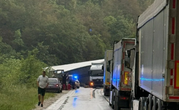 Saobraćajna nesreća kod Rogatice: Kamionska prikolica se prevrnula i popriječila put Saobraćajna nesreća kod Rogatice: Kamionska prikolica se prevrnula i popriječila put