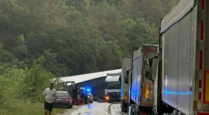 Saobraćajna nesreća kod Rogatice: Kamionska prikolica se prevrnula i popriječila put Saobraćajna nesreća kod Rogatice: Kamionska prikolica se prevrnula i popriječila put
