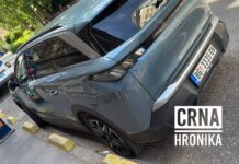 Sramotan prizor u centru Sarajeva: Na automobilu beogradskih tablica izbušene sve četiri gume Sramotan prizor u centru Sarajeva: Na automobilu beogradskih tablica izbušene sve četiri gume