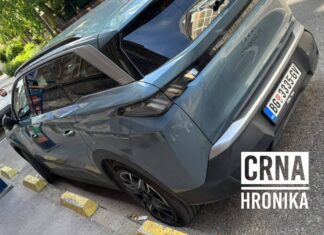 Sramotan prizor u centru Sarajeva: Na automobilu beogradskih tablica izbušene sve četiri gume Sramotan prizor u centru Sarajeva: Na automobilu beogradskih tablica izbušene sve četiri gume