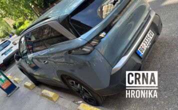 Sramotan prizor u centru Sarajeva: Na automobilu beogradskih tablica izbušene sve četiri gume Sramotan prizor u centru Sarajeva: Na automobilu beogradskih tablica izbušene sve četiri gume