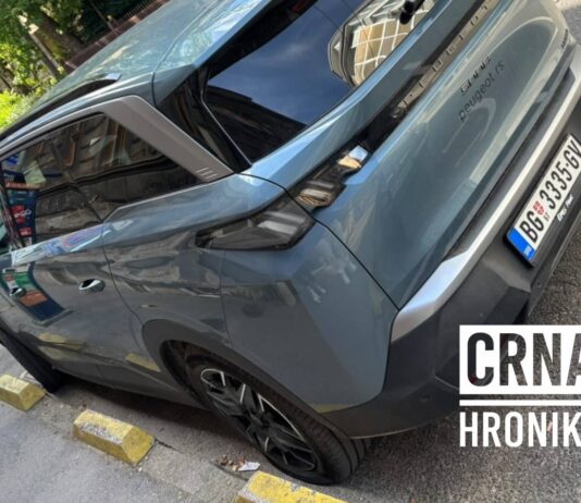 Sramotan prizor u centru Sarajeva: Na automobilu beogradskih tablica izbušene sve četiri gume Sramotan prizor u centru Sarajeva: Na automobilu beogradskih tablica izbušene sve četiri gume