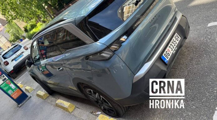 Sramotan prizor u centru Sarajeva: Na automobilu beogradskih tablica izbušene sve četiri gume Sramotan prizor u centru Sarajeva: Na automobilu beogradskih tablica izbušene sve četiri gume